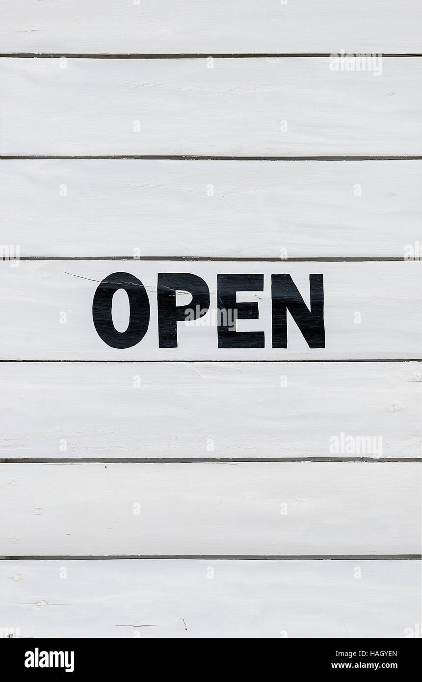 Weiße Holzwand mit schwarzer Farbe gedruckt word'open ", für den Hintergrund. Stockfoto