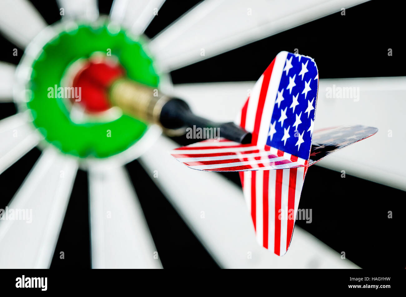 Dart Pfeil mit Usa Flagge schlagen in der Ziel-Mitte der Dartscheibe, flachen DOF Stockfoto