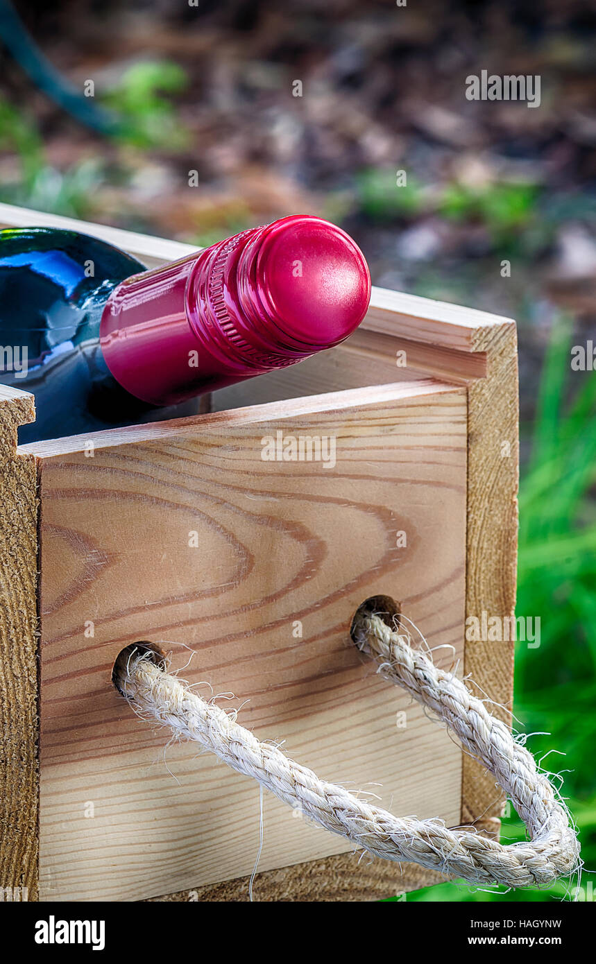 Eine Flasche Rotwein in Holzbox, in der Nähe zu sehen. Stockfoto