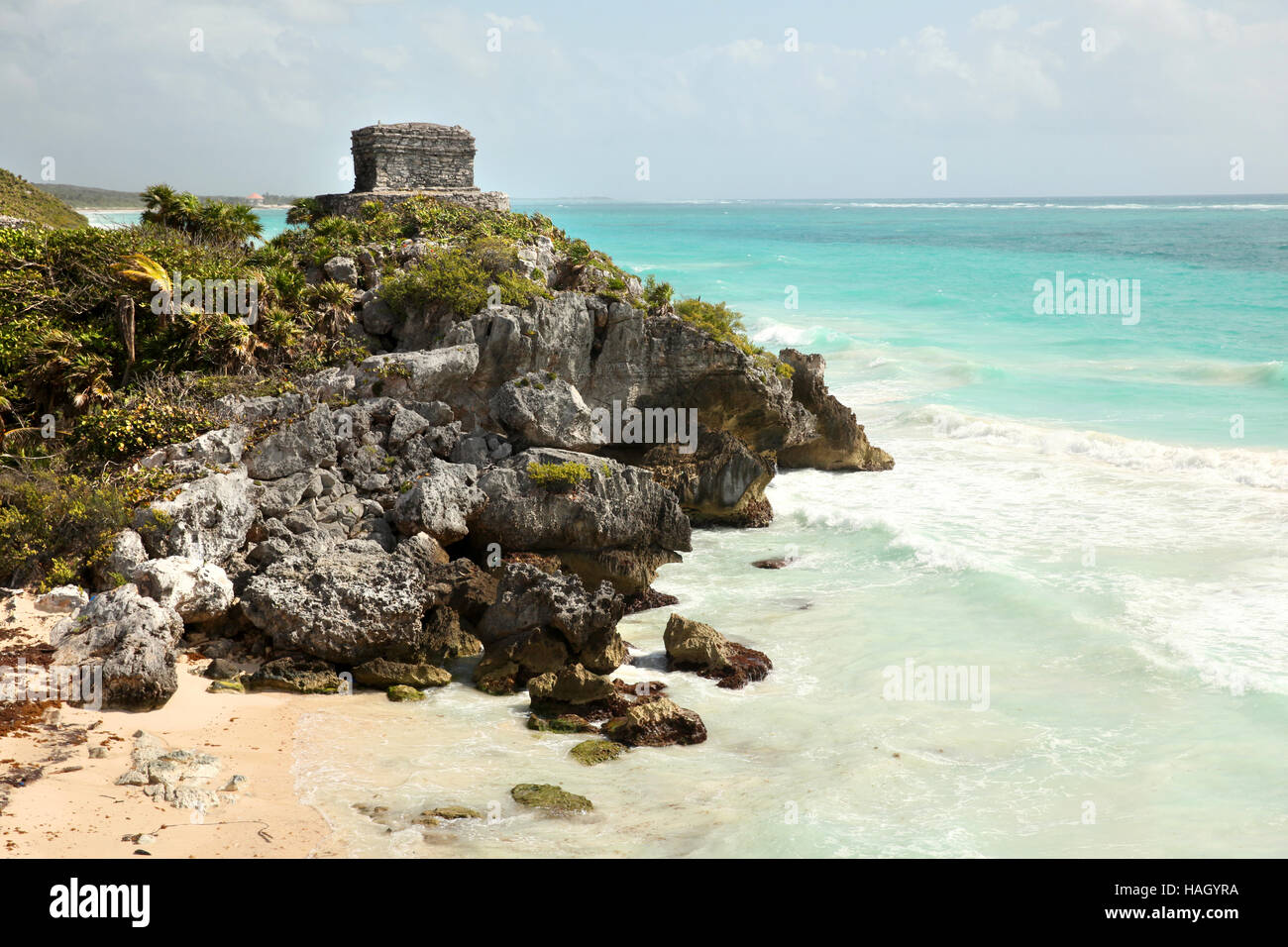 Ruinen von Tulum entlang der wunderschönen karibischen Küste, Maya ummauerten Stadt. Playa del Carmen, Halbinsel Yucatán, Mexiko. Stockfoto