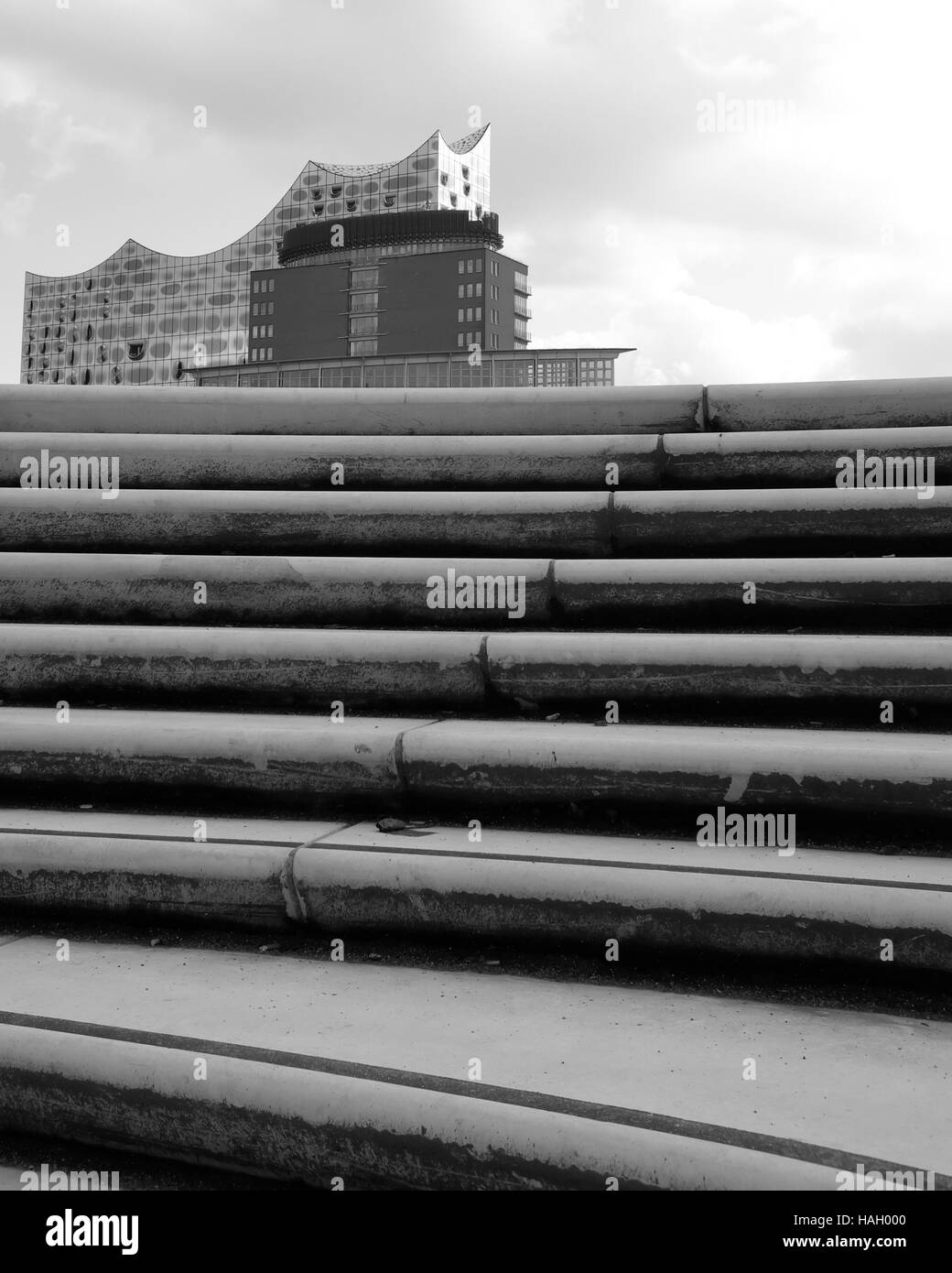 Schritte bis zum Hamburger Hafen Deutschland mit den futuristischen Elbphilharmonie im Hintergrund komplexe. Stockfoto
