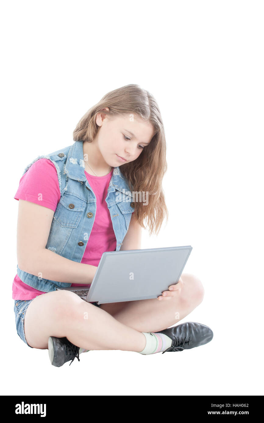 Porträt des jungen schönen Mädchens, arbeiten am Computer auf weißem Hintergrund Stockfoto