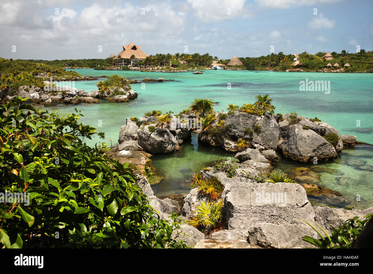 Schöne Bucht mit türkisfarbenem Wasser & felsige Küste von Xel-Ha, Mexiko Stockfoto