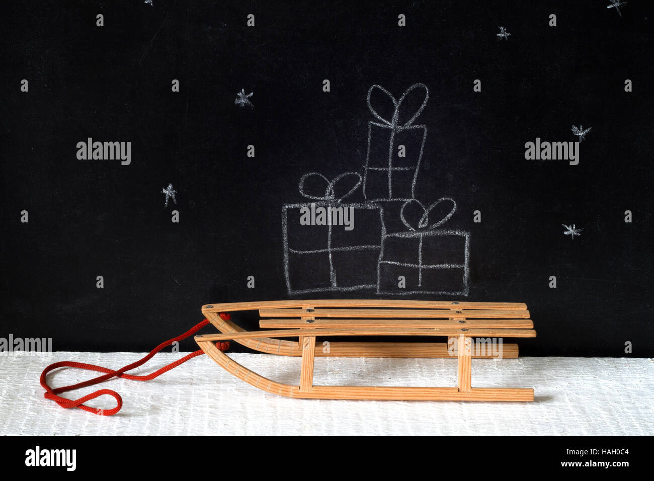 Weihnachtsgeschenke auf dem Schlitten Zusammenfassung auf Blackboard-Konzept Stockfoto