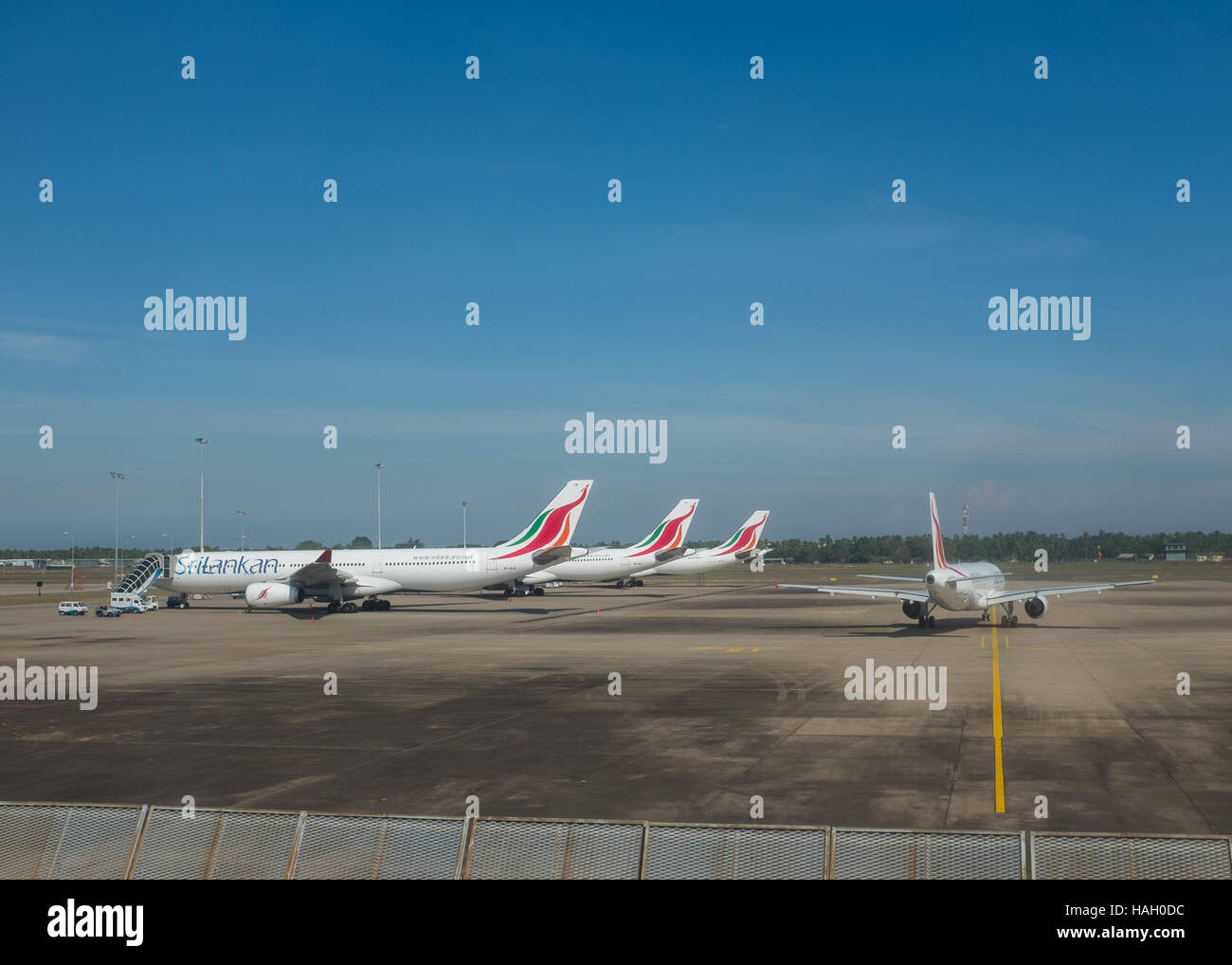 Flugzeuge auf Start-und Landebahn am Flughafen Colombo, Sri Lanka © Juergen Hasenkopf Stockfoto