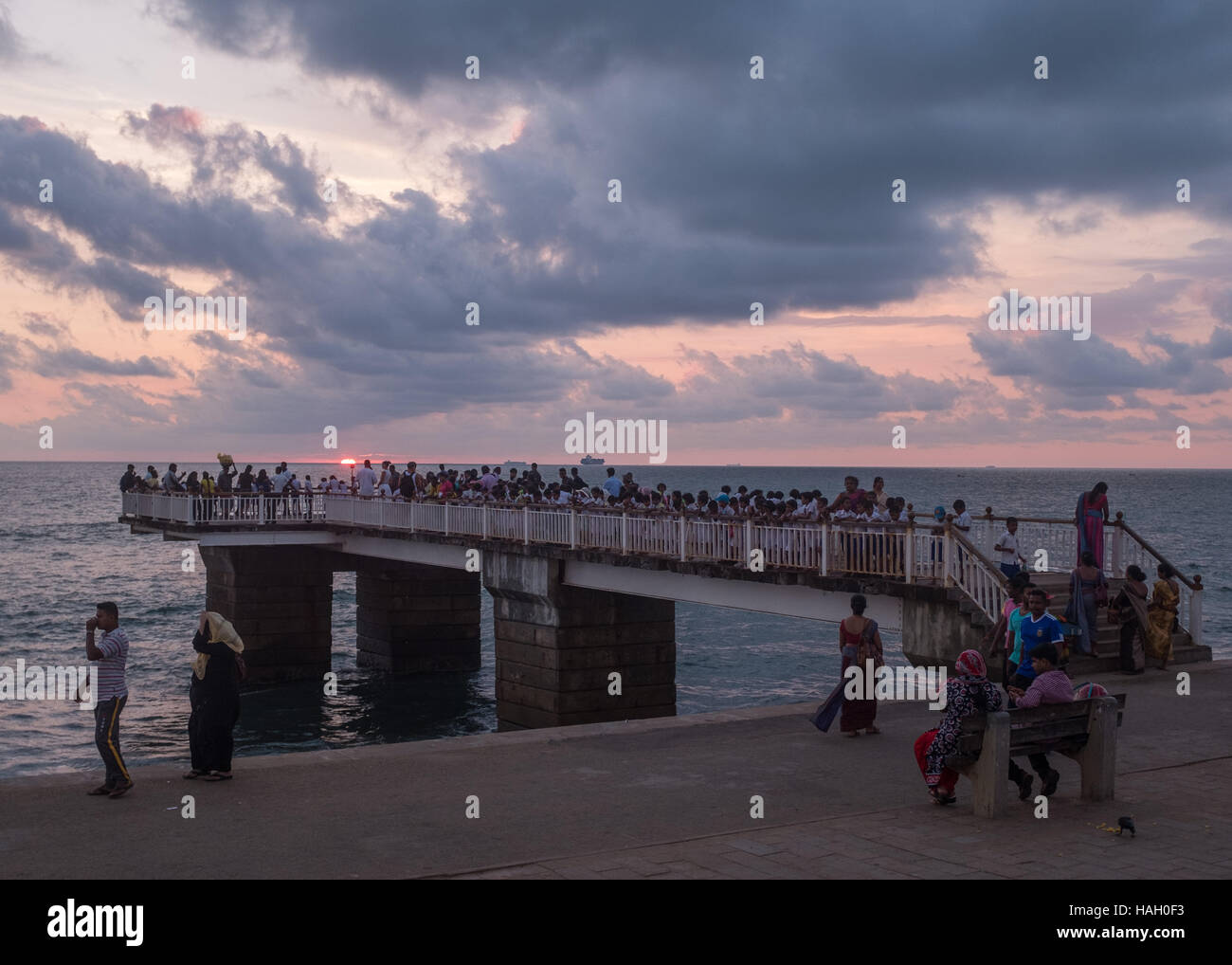 Viele Menschen beobachten Sie den Sonnenuntergang von Galle Face Green Mole, Colombo, Sri Lanka. Stockfoto