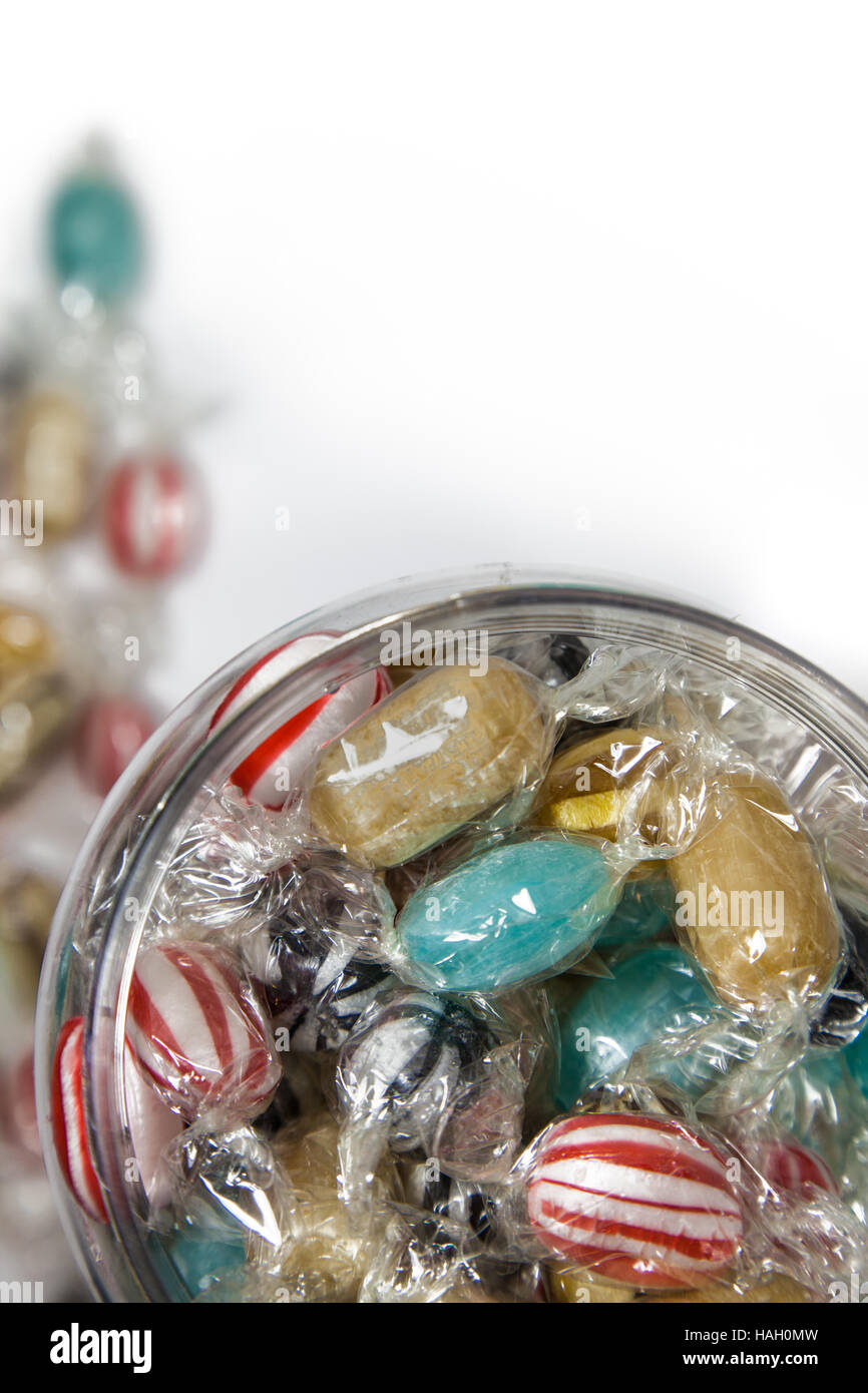 Draufsicht auf verschiedene Süßigkeiten in einem Glas Stockfoto