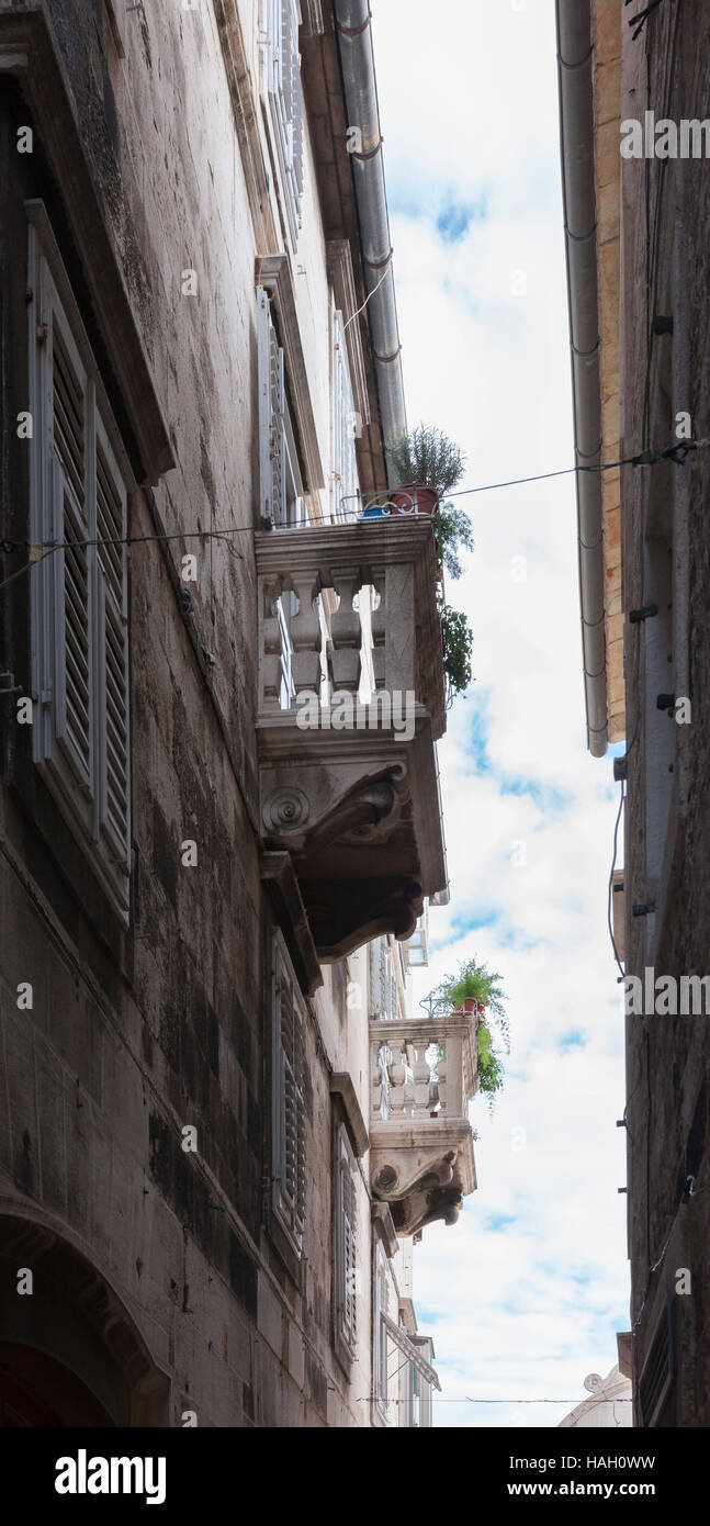 Blickte zu kunstvollen Balkonen, Split, Kroatien. Stockfoto