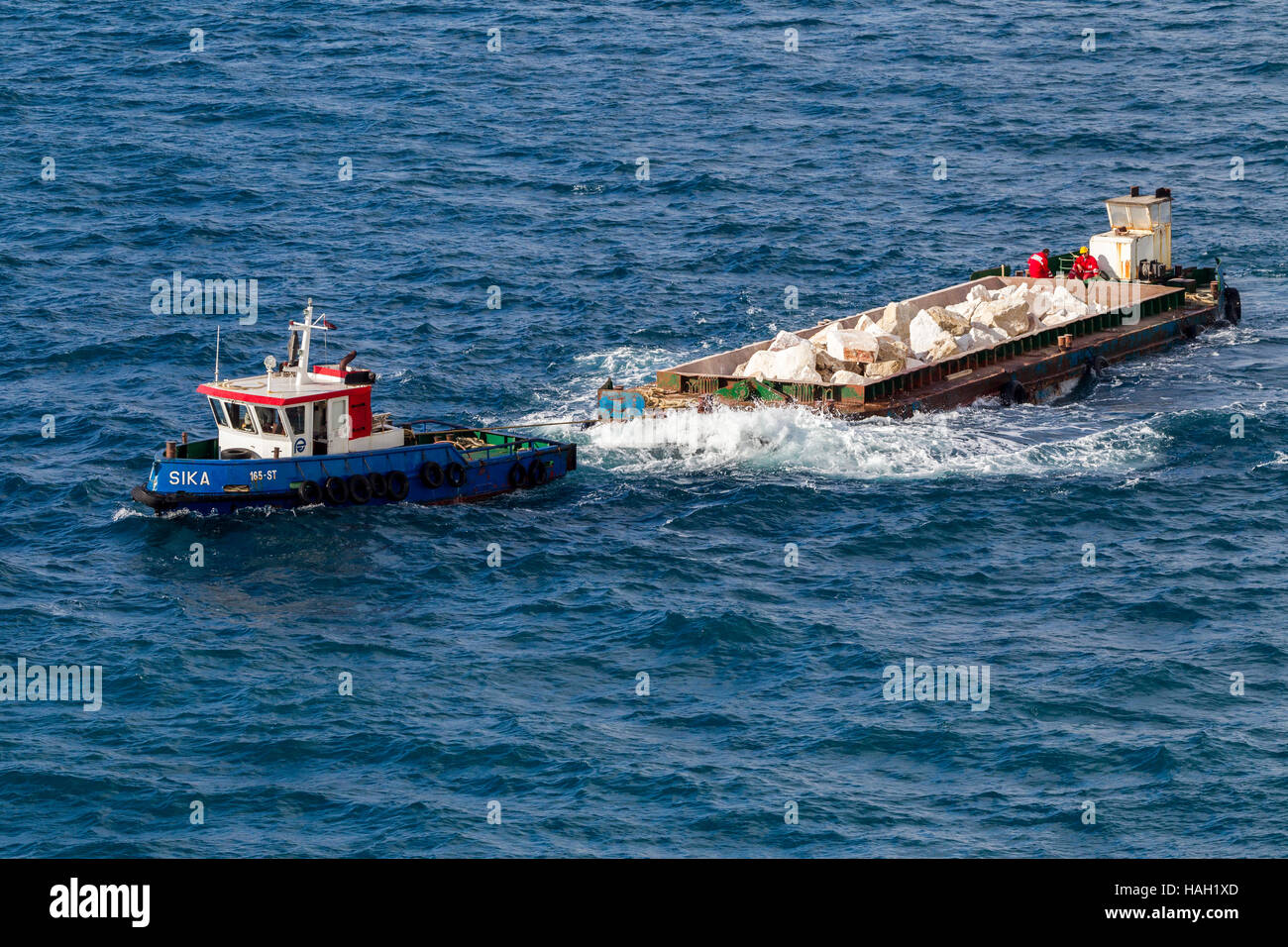 Kahn voller Felsen für den Bau des Hafens, Split, Kroatien. Stockfoto