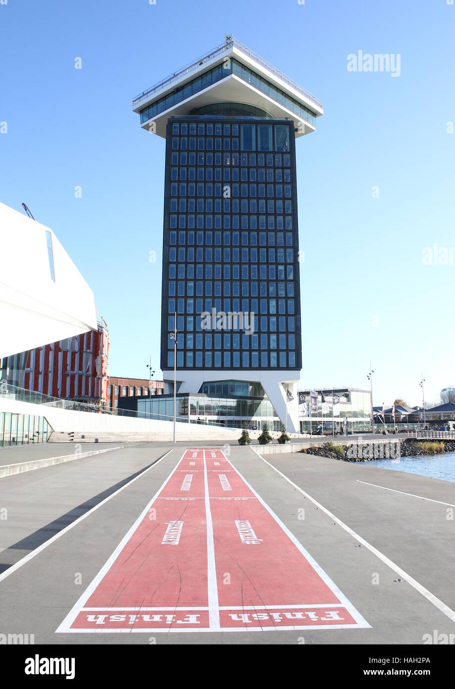 Babybadewanne "Toren" / ADAM Panorama Tower in Amsterdam, Niederlande am Fluss IJ. Ehemalige HQ Shell (Shell "Toren") Stockfoto