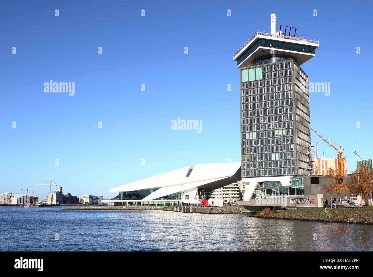 Auge Filminstitut Niederlande, Amsterdam. Niederländische Filmarchiv & Museum in Amsterdam-Noord am Fluss IJ. Vor Tram Turm 360 Stockfoto