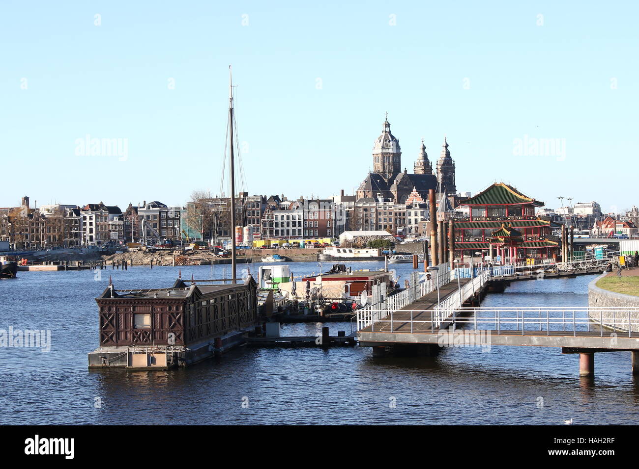 Amsterdam historische Skyline mit 19. Jahrhundert Basilika von St. Nikolaus, katholische Hauptkirche in Amsterdam, von Oosterdok gesehen Stockfoto