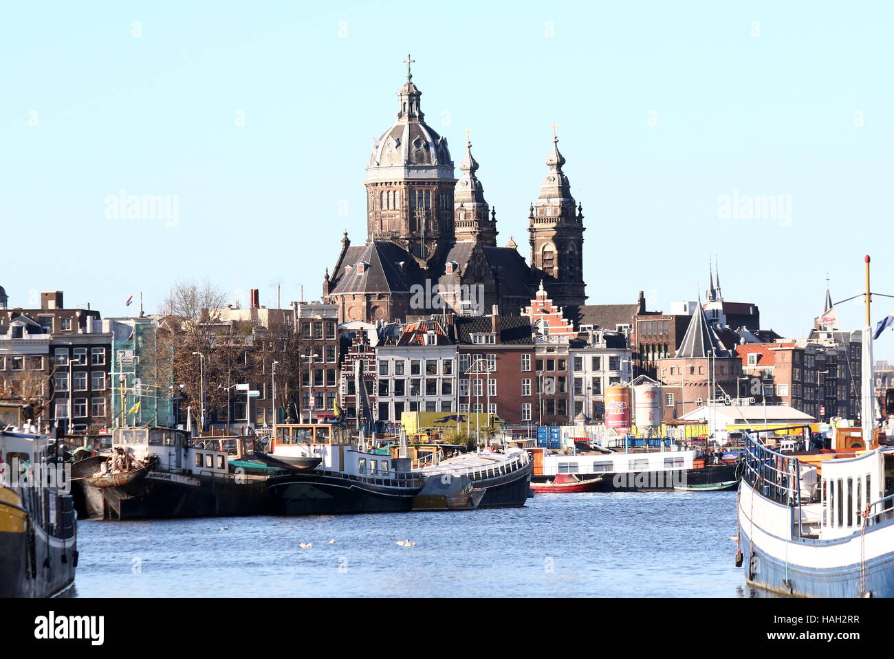 Amsterdam historische Skyline mit 19. Jahrhundert Basilika von St. Nikolaus, katholische Hauptkirche in Amsterdam, von Oosterdok gesehen Stockfoto