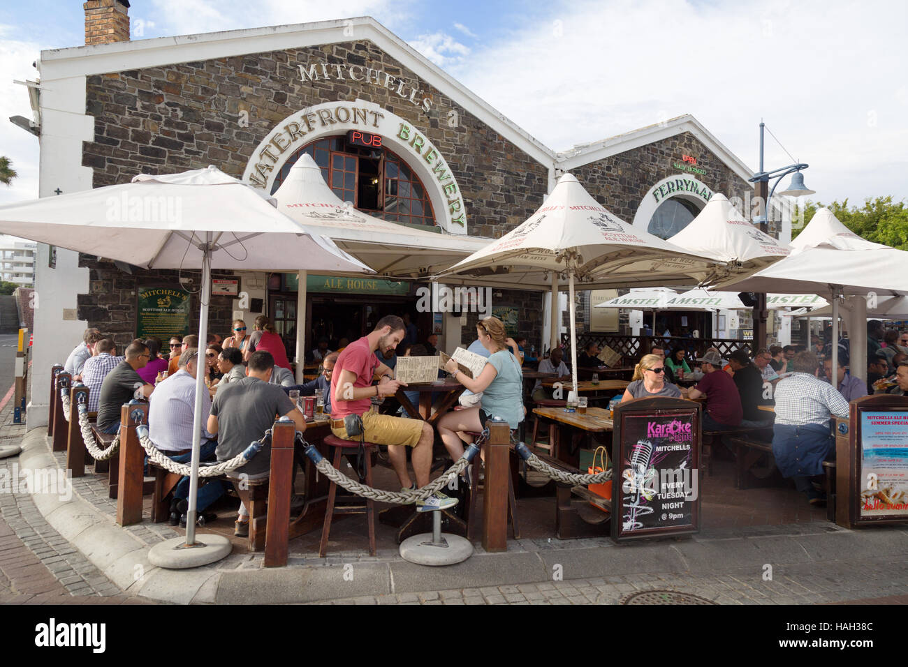 Menschen trinken an der WaterfrontBrauerei, ein Cape Town Pub, die Waterfront, Cape Town Menschen trinken an der WaterfrontBrauerei, ein Cape Town Pub, die Waterfront, Cape Town