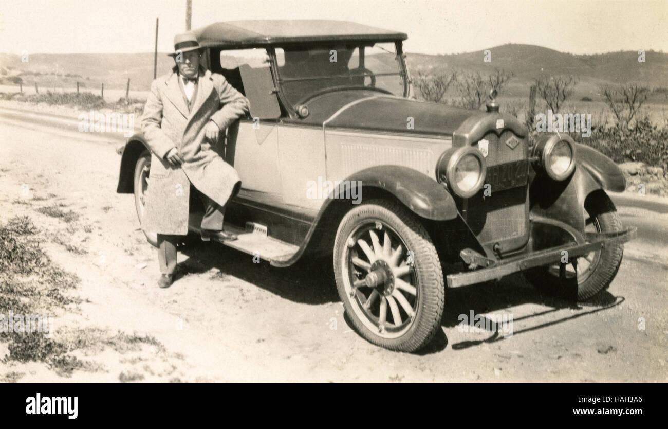 Antike 1931 Fotografie, Mann mit Buick Roadster, irgendwo auf der Straße zwischen Los Angeles und San Francisco, Kalifornien. Gibt es ein 1931 California Nummernschild am Auto. QUELLE: ORIGINAL FOTOABZUG. Weitere Ansichten von diesem Auto finden Sie unter Alamy HAH3A8 und HAH3A2. Stockfoto