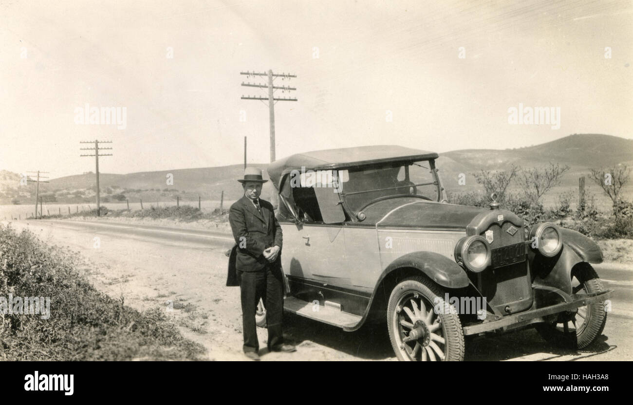 Antike 1931 Fotografie, Mann mit Buick Roadster, irgendwo auf der Straße zwischen Los Angeles und San Francisco, Kalifornien. Gibt es ein 1931 California Nummernschild am Auto. QUELLE: ORIGINAL FOTOABZUG. Weitere Ansichten von diesem Auto finden Sie unter Alamy HAH3A6 und HAH3A2. Stockfoto