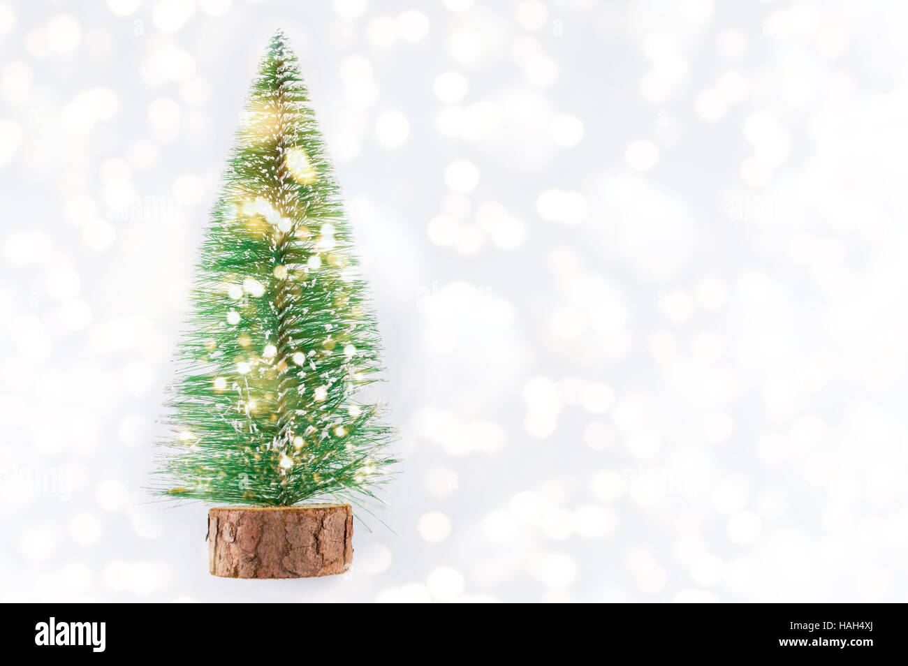 kleiner Weihnachtsbaum mit einem roten Stern auf der Oberseite und bokeh Stockfoto