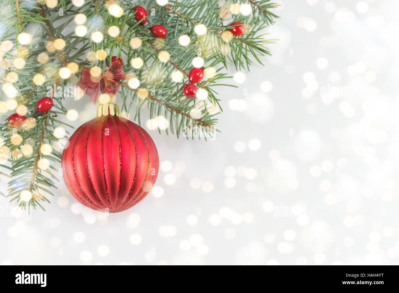 Rote Weihnachtskugel auf glänzenden silbernen Hintergrund Stockfoto