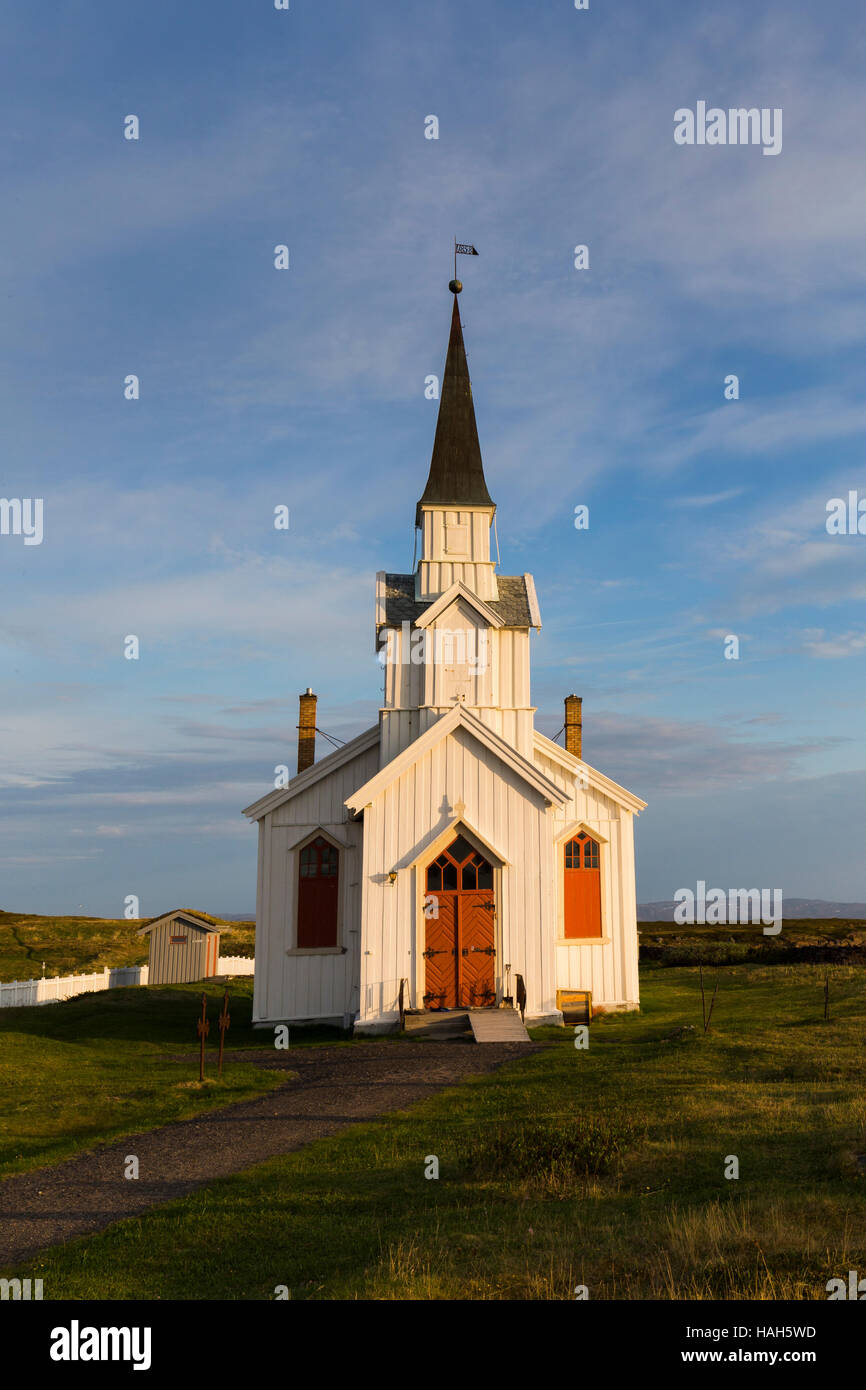 Nesseby Kirche, Landschaft mit Kirche und Friedhof Stockfoto