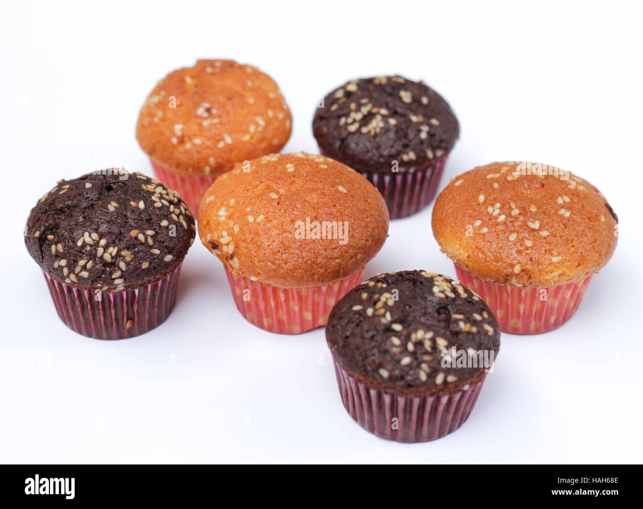 Diese Cupcakes auf dem weißen Hintergrund isoliert. Stockfoto