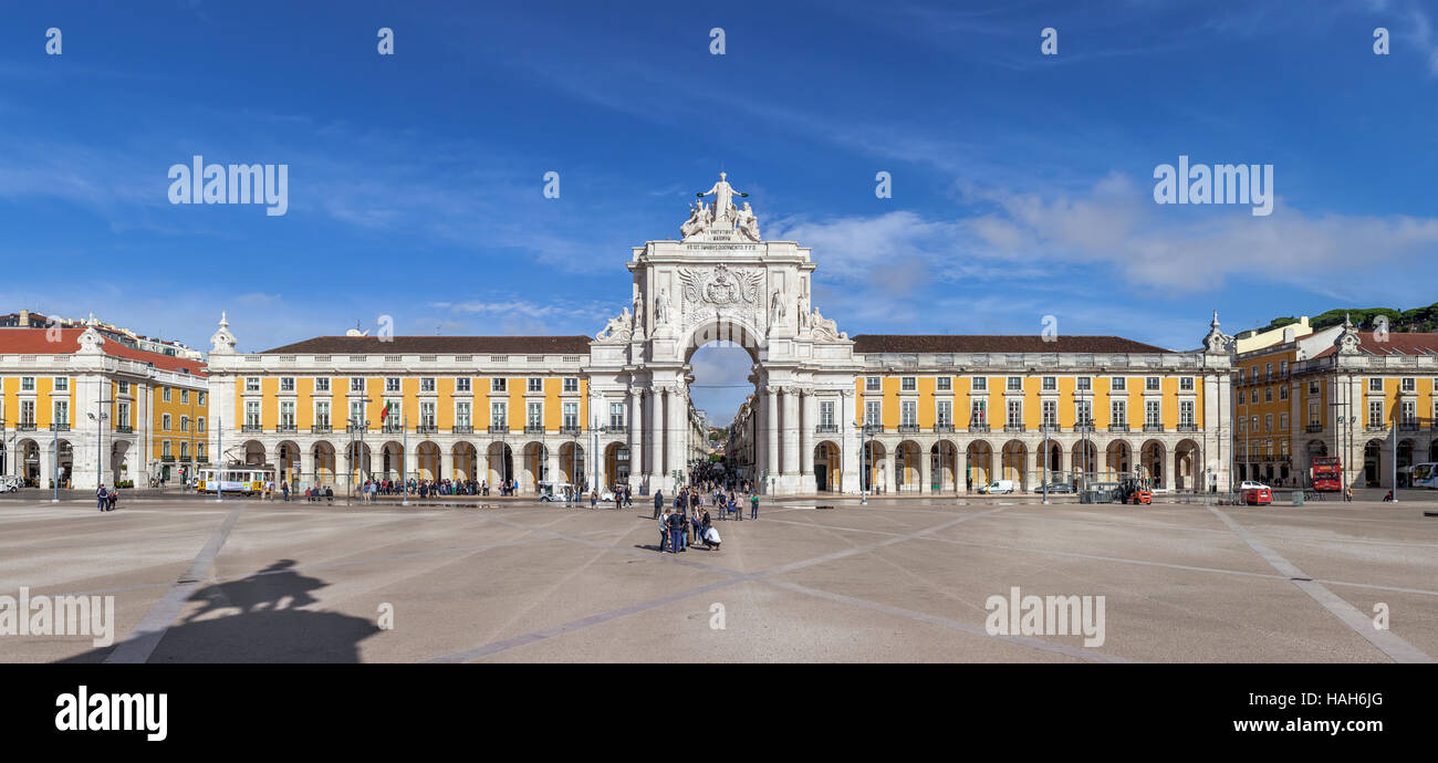 Praça do Comercio Platz und Augusta Street Bogen, zwei der wichtigsten Sehenswürdigkeiten der Stadt von Lissabon, Portugal. Stockfoto