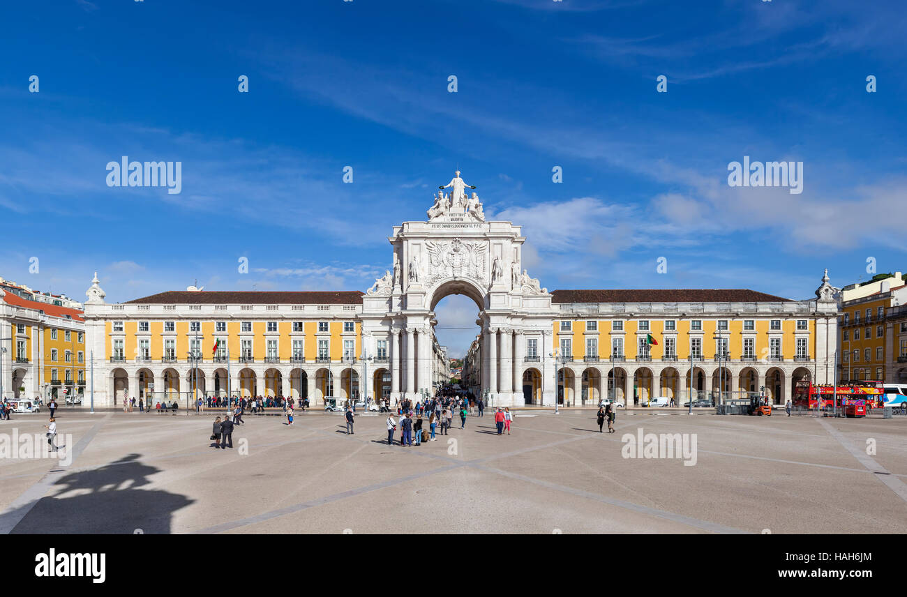 Praça do Comercio Platz und Augusta Street Bogen, zwei der wichtigsten Sehenswürdigkeiten der Stadt von Lissabon, Portugal. Stockfoto