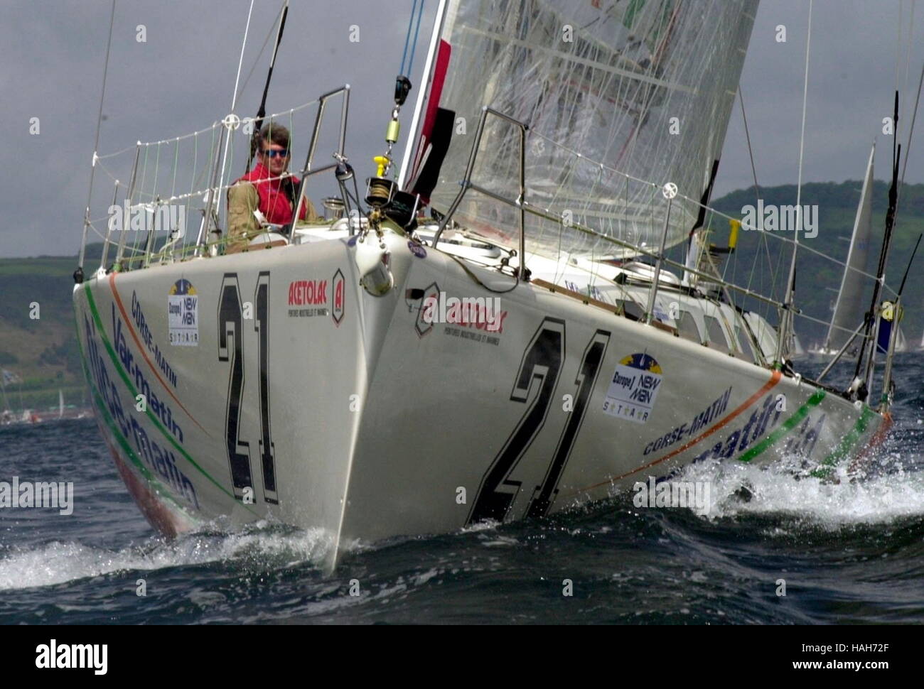 AJAXNETPHOTO. 4. JUNI 2000. PLYMOUTH, ENGLAND. -EUROPA 1 MANN NEUE STERNE TRANSAT REGATTA - GEB SKIPPERED DURCH XAVIER LECOEUR (FRA) ZU BEGINN DES EUROPÄISCHEN 1 NEUE MANN STERNE SINGLE HANDED TRANSATLANTIC RACE. FOTO: TONY CARNEY/ACME/AJAX REF: YACHTR_4 Stockfoto