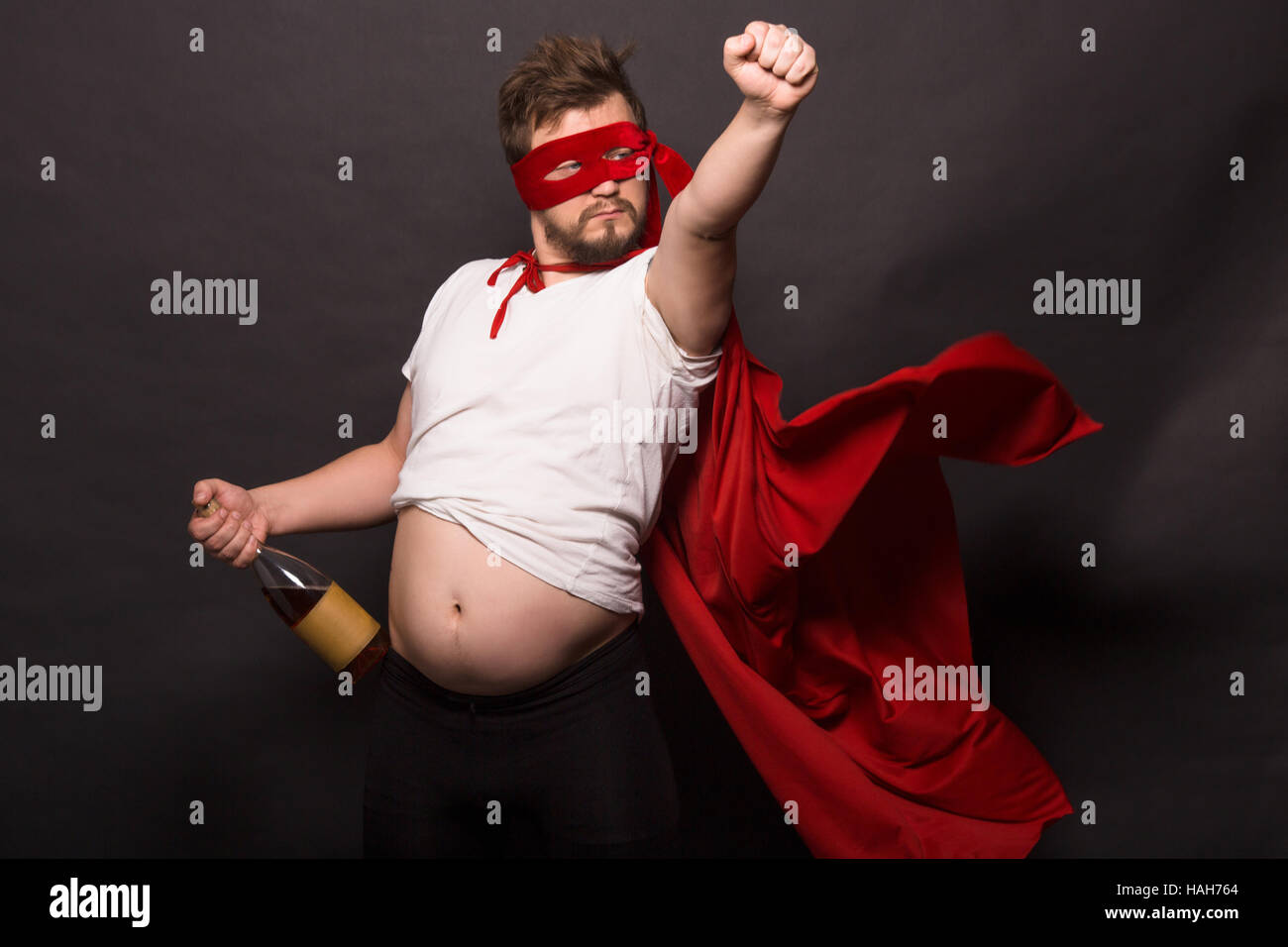 Super anti-Held Mann trinken von Alkohol Stockfoto