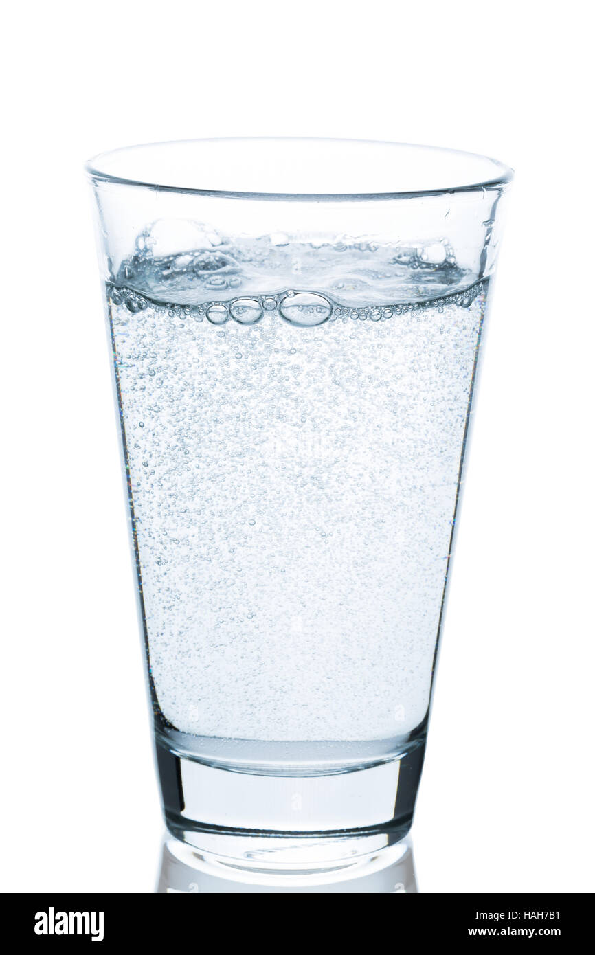 Glas sprudelnden Wasser auf weißem Hintergrund Stockfoto