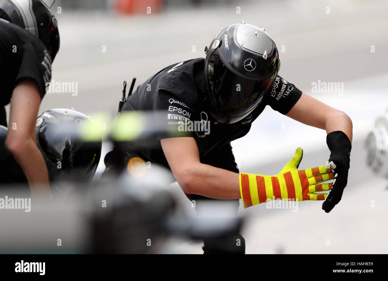 Mercedes Mechaniker während des Trainings am Yas Marina Circuit in Abu Dhabi. PRESSEVERBAND Foto. Bild Datum: Freitag, 25. November 2016. Finden Sie unter PA Geschichte AUTO Abu Dhabi. Bildnachweis sollte lauten: David Davies/PA Wire. Einschränkungen: Nur zur redaktionellen Verwendung. Kommerzielle Nutzung mit vorheriger Zustimmung von Teams. Stockfoto