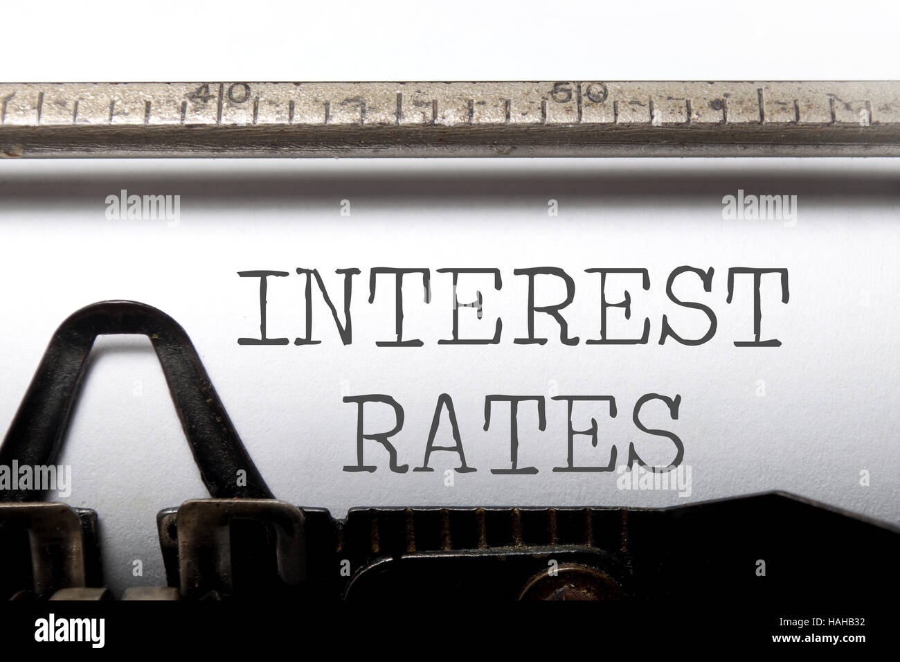 Zinssätze Überschrift gedruckt auf einer alten Schreibmaschine Stockfoto
