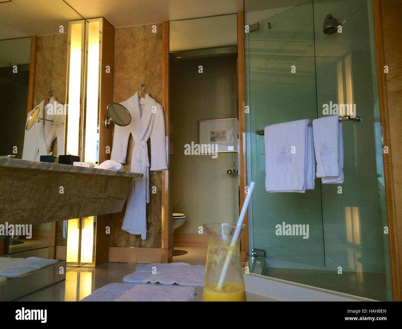 Singapur - 23. Juli 2016: Luxus Hotelzimmer mit modernem Interieur, schönes großes Bad Marmor Stockfoto