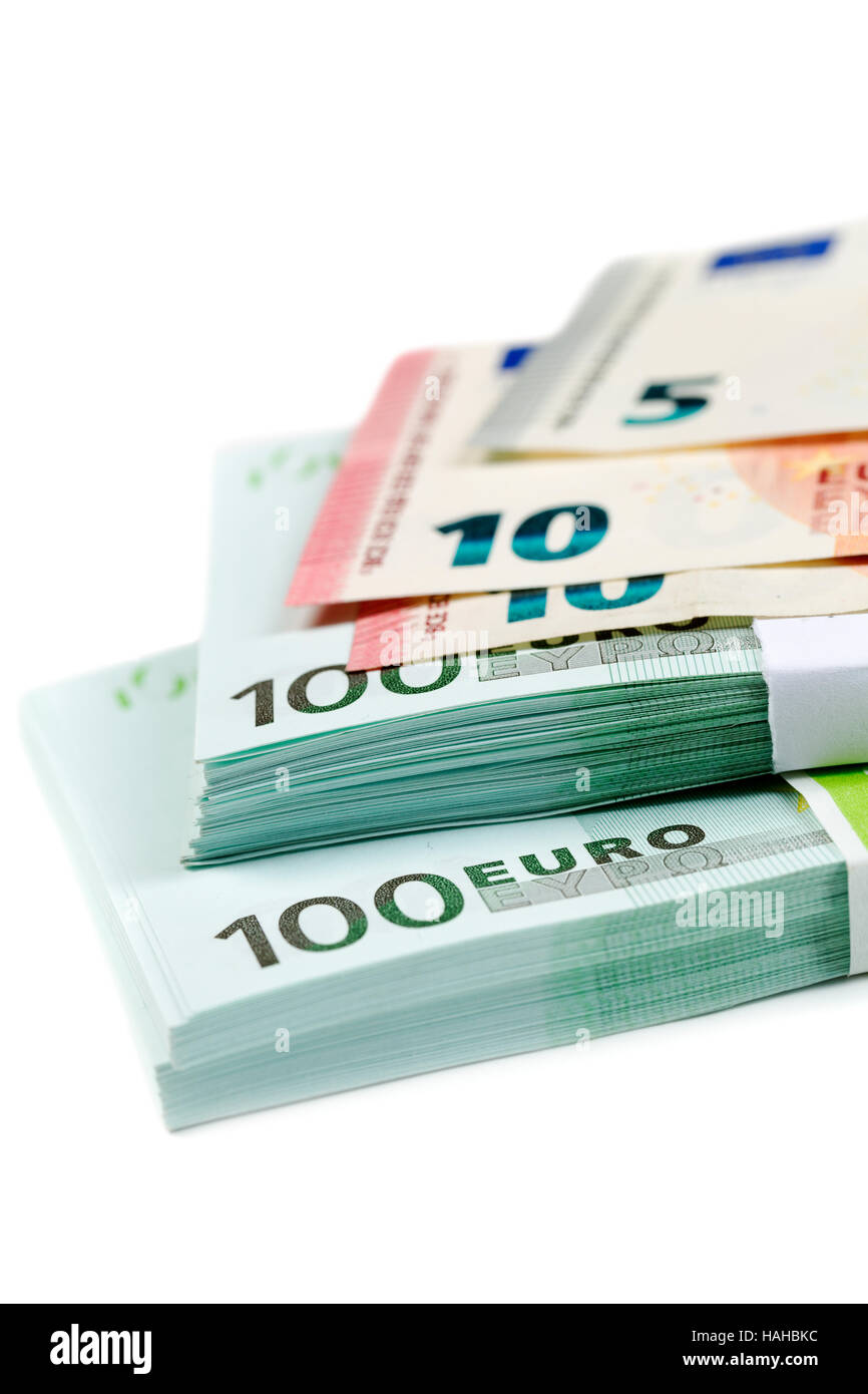 Stapel von Rechnungen mit 100, 10 und 5 Euro-Isolate auf weiß Stockfoto