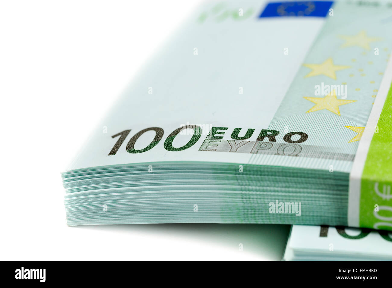 Stapel von Banknoten-100 Euro-Isolate auf weiß Stockfoto