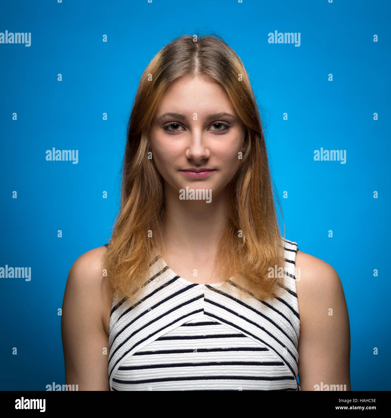 Porträt eines 15-jährigen Mädchens im Studio, auf einem blauen Hintergrund zu isolieren. Stockfoto