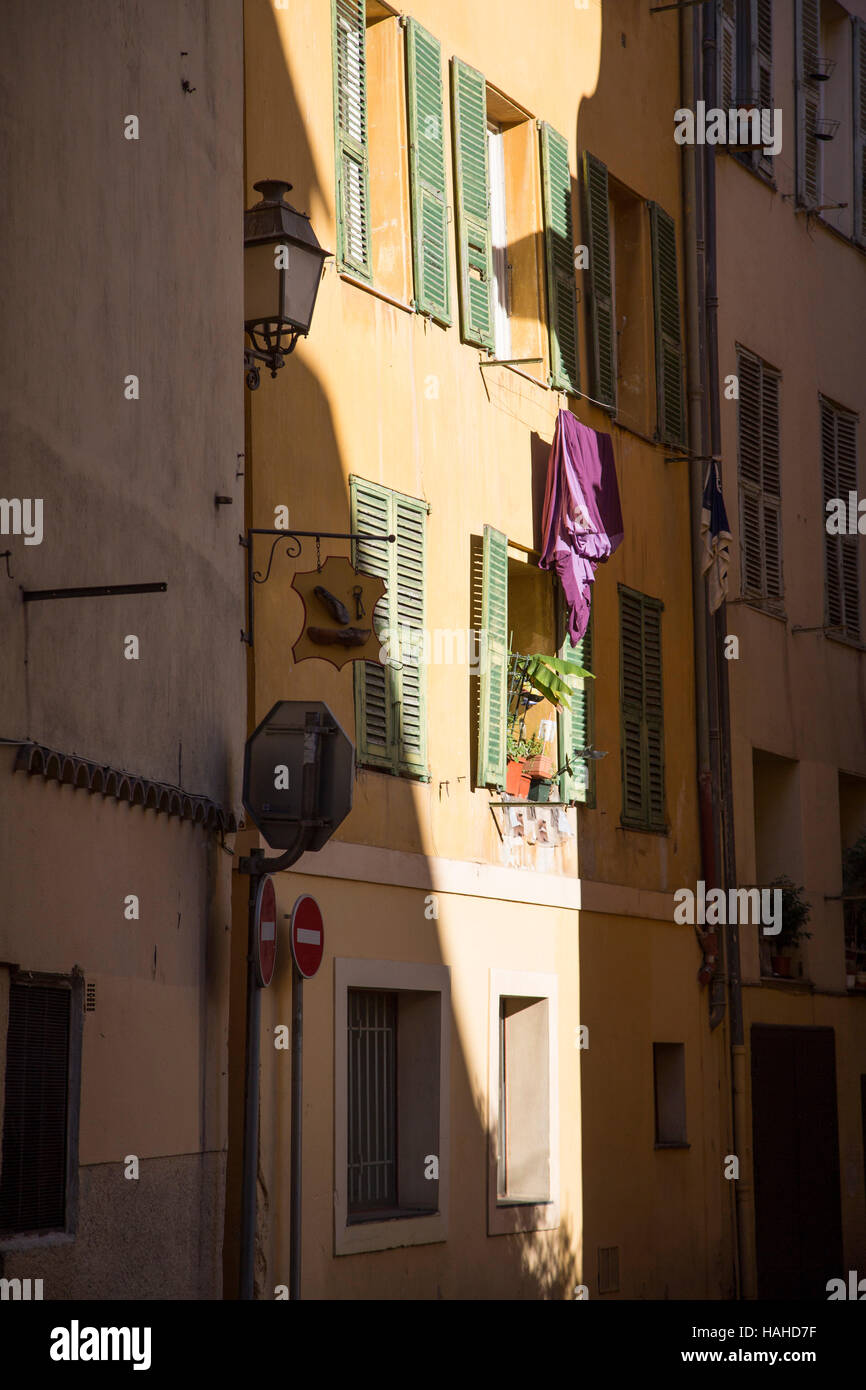 Straßenszenen in der schönen Altstadt, Frankreich Stockfoto