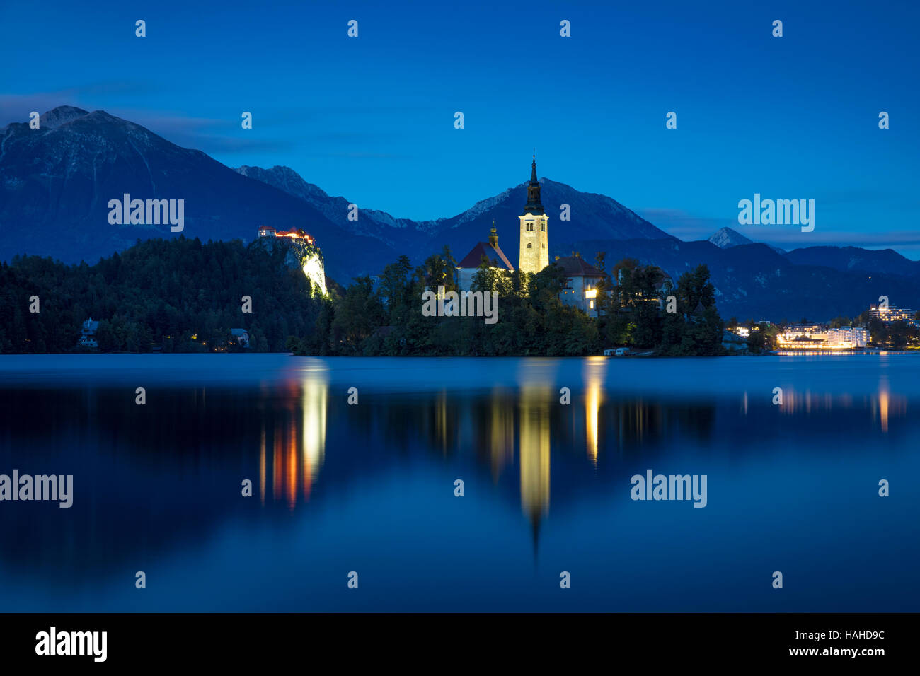 Dämmerung über St Mary's Kirche Mariä Himmelfahrt, See Bled, Bled, obere Krain, Slowenien Stockfoto