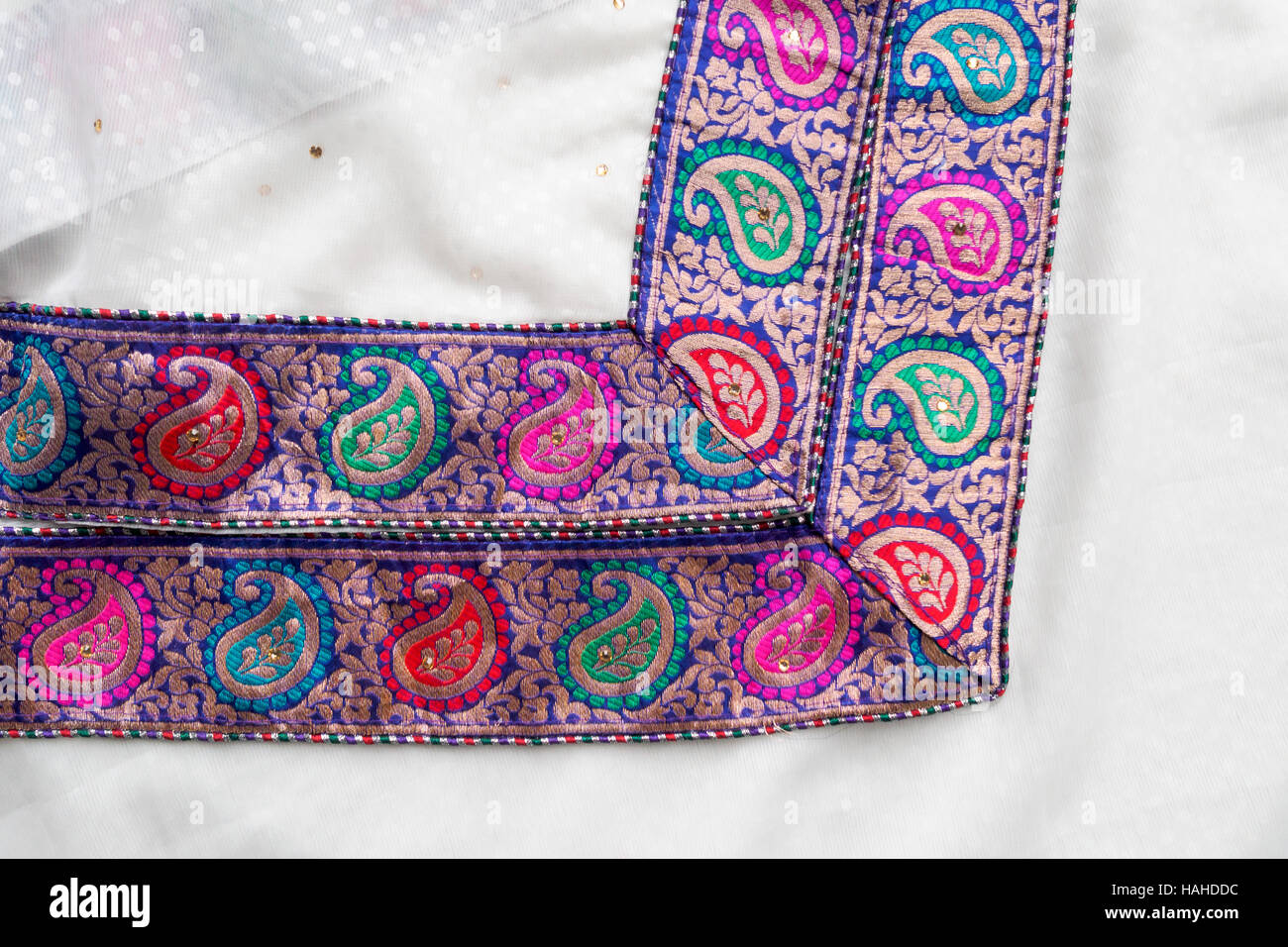 Paisley-Muster am Rand des indischen Sari Stockfoto