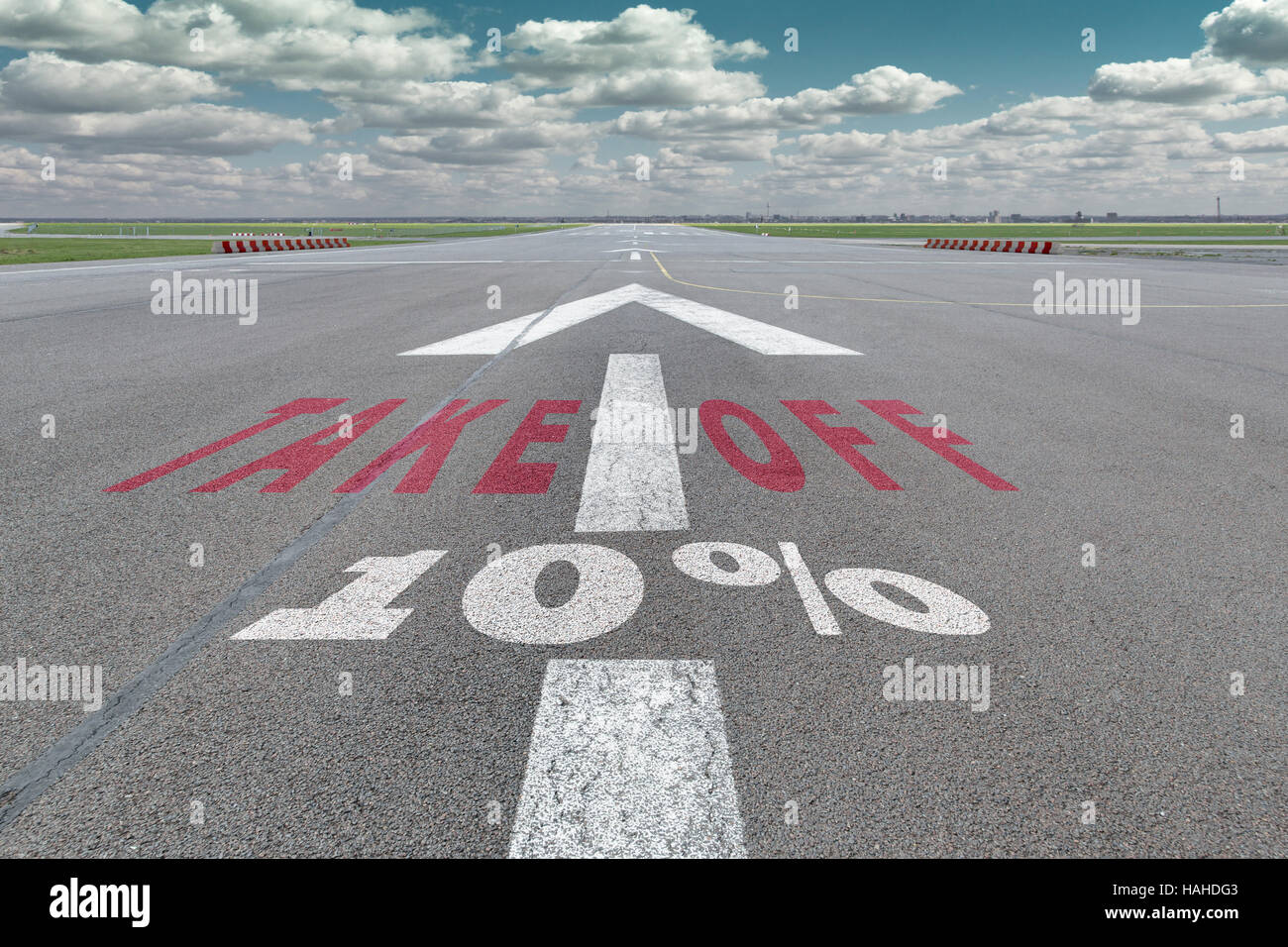 Start-und Landebahn des Flughafens mit Pfeil Leitlinie, ausziehen und 10 Prozent-Zeichen gedruckt auf dem asphalt Stockfoto