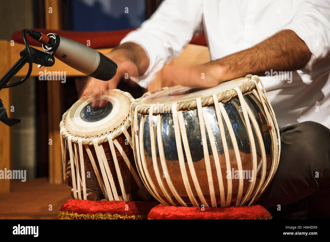 Schnelle Hände der Schlagzeuger auf klassische Indische drums (Tabla) Während der live performance-Leicestershire, England, Großbritannien Stockfoto