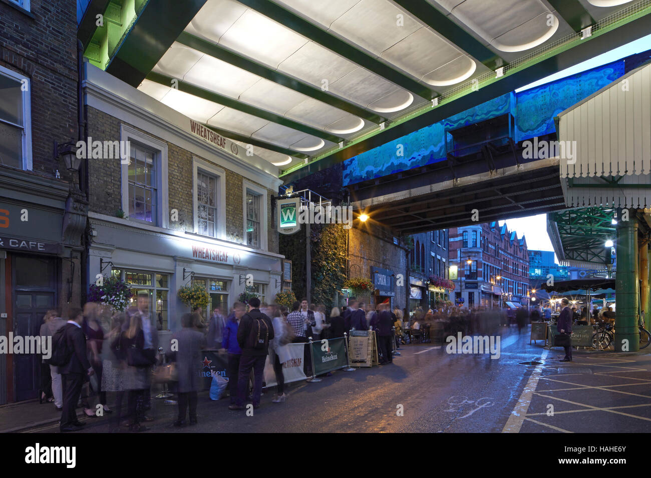 Twilight-Ansichten rund um London Borough Market. Architektonische Lager, verschiedene, Vereinigtes Königreich. Architekt: n/a, 2016. Stockfoto