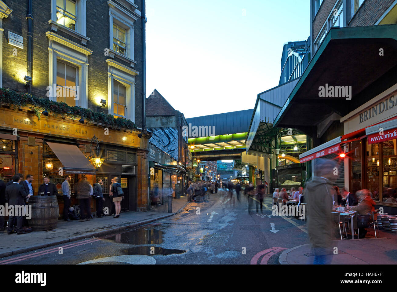 Twilight-Ansichten rund um London Borough Market. Architektonische Lager, verschiedene, Vereinigtes Königreich. Architekt: n/a, 2016. Stockfoto