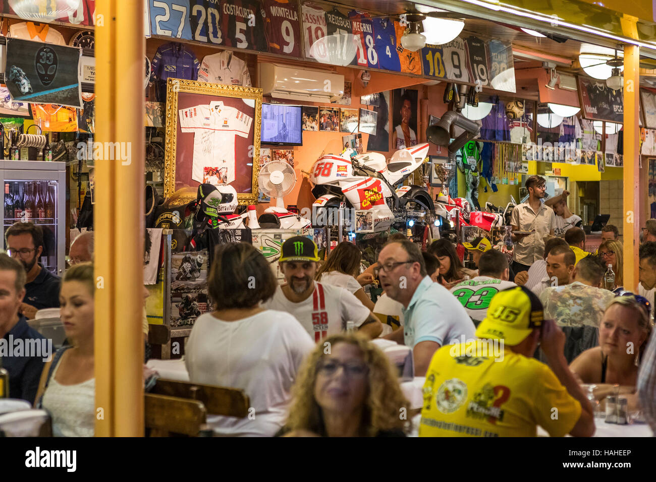 Berühmt zu bike Fans Hochey's Restaurant aka Paulinos hat einen Marco Simoncelli Race Bike hinter der Theke. Misano Adriatico, Italien. Stockfoto