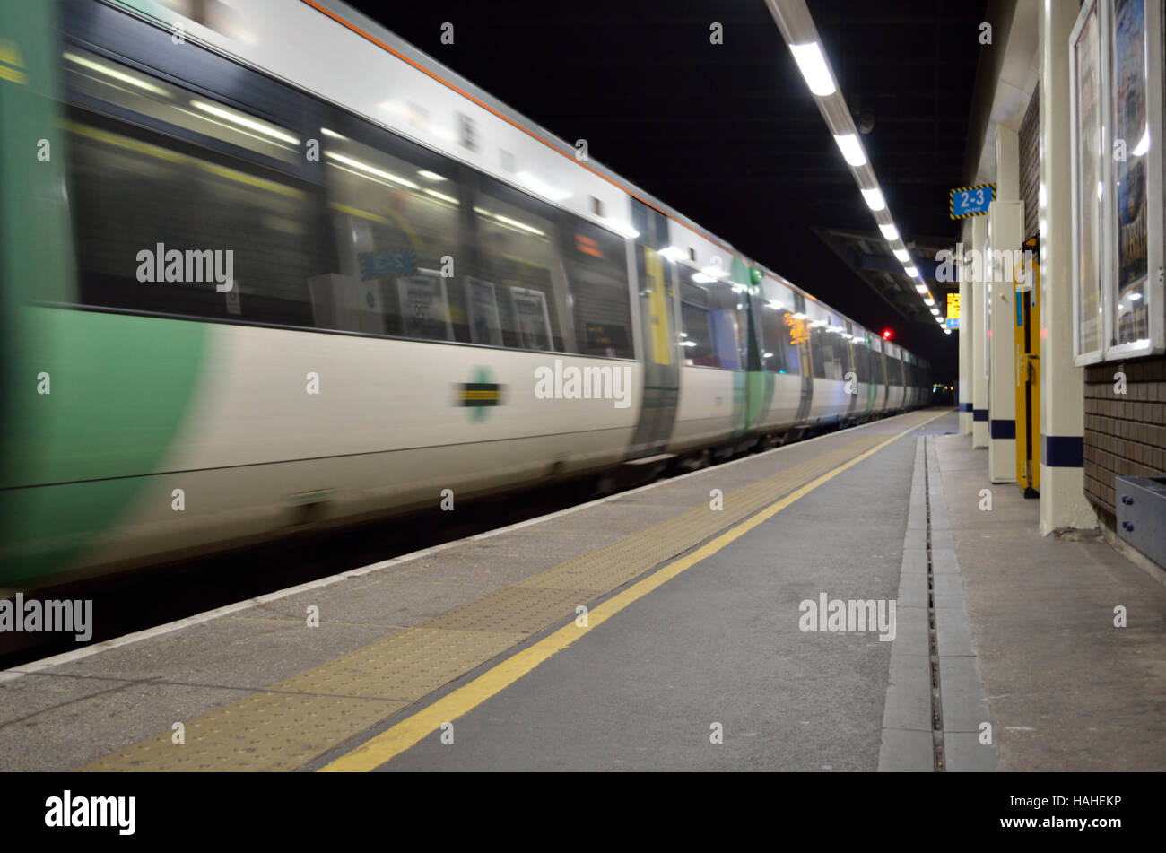 Ein Zug der Südbahn, der am Bahnhof des Flughafens Gatwick ankommt - Motion Blur, England, Großbritannien Stockfoto