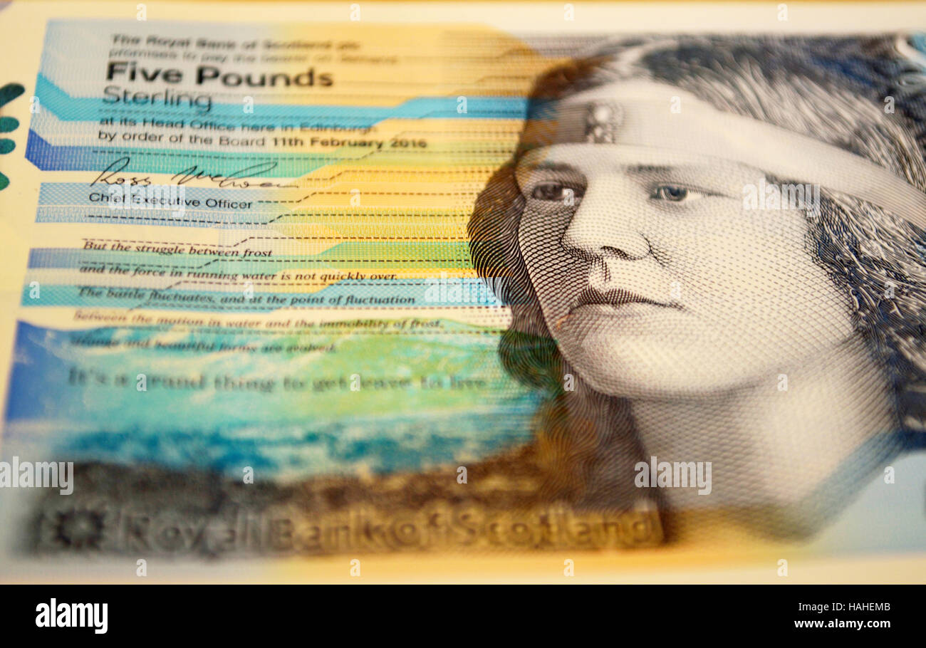 Nan-Hirte mit auf einen neuen schottischen Royal Bank of Scotland £5 Hinweis Stockfoto