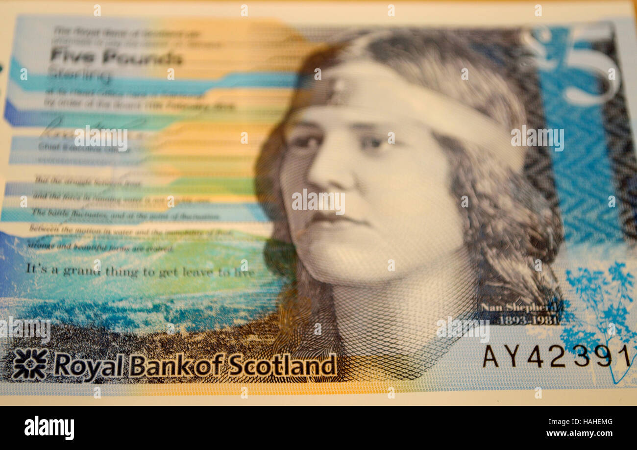 Nan-Hirte mit auf einen neuen schottischen Royal Bank of Scotland £5 Hinweis Stockfoto