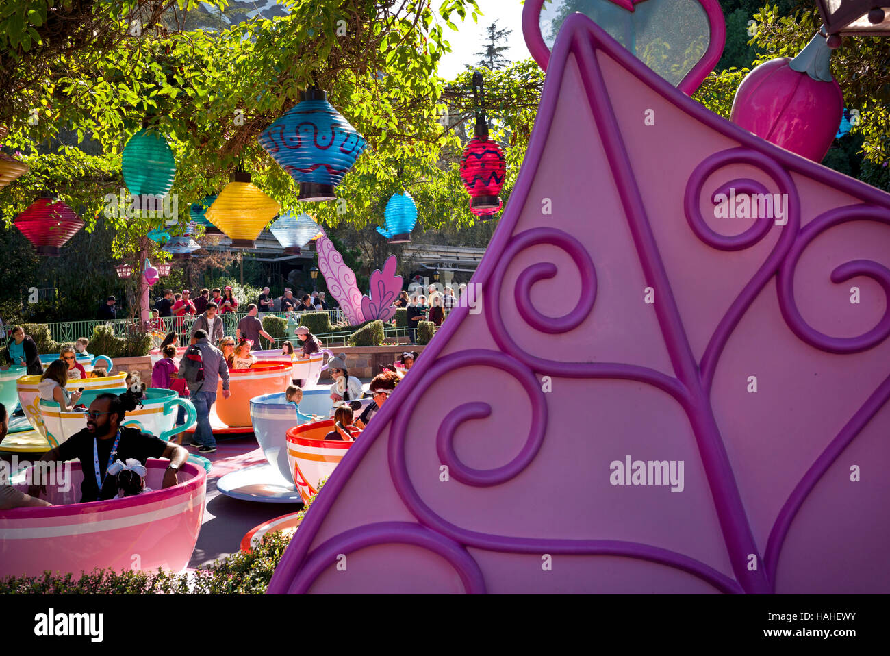 Disneyland-Besucher fahren die Teetassen. Stockfoto