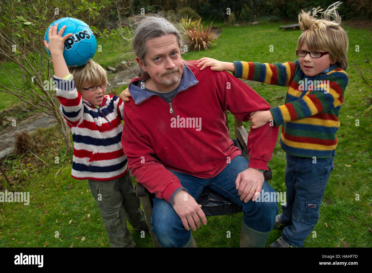 Peter Kreuz, einem einzigen Vaters mit seinen zwei Jungen ben (links) und Seth (rechts) Stockfoto