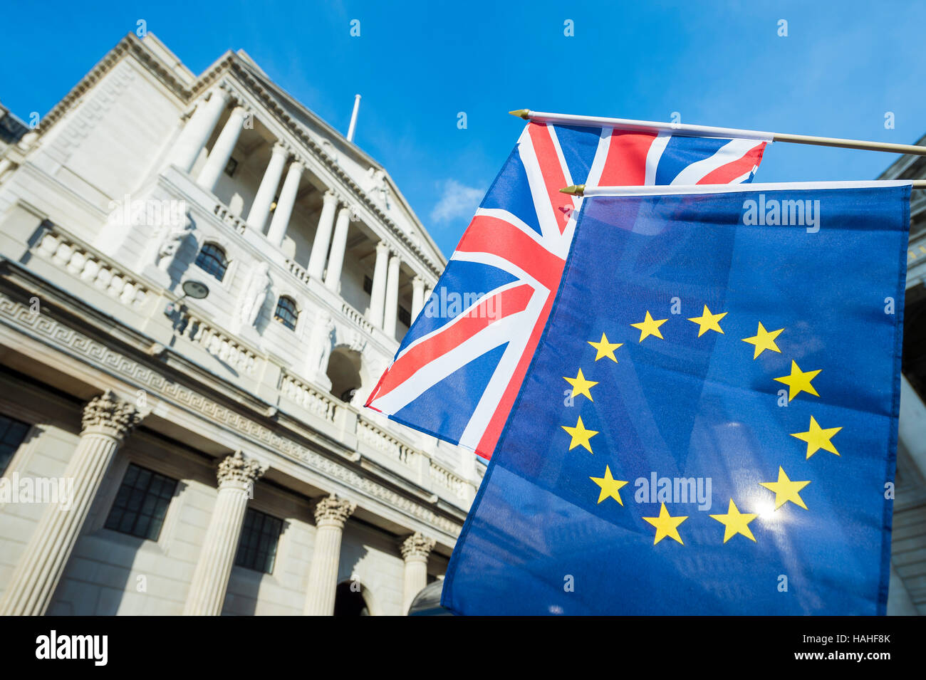 Europäischen Union und der britische Union Jack Flagge vor der Bank of England als Symbole der Austritt Finanzfragen Stockfoto