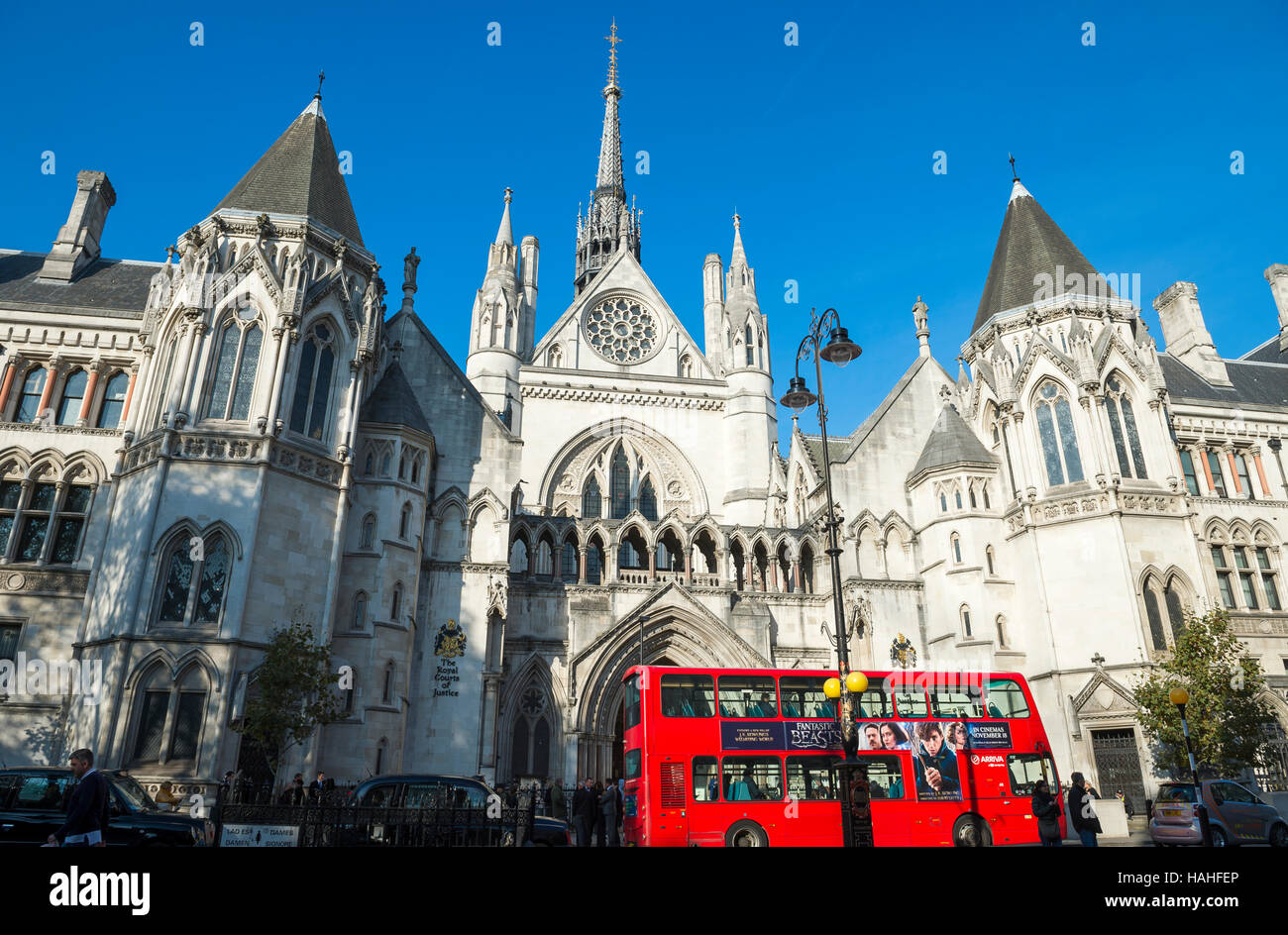 LONDON - 9. November 2016: Roten Doppeldecker-Bus-Pässe in einem langsam Crawl mit anderen Verkehr vor Royal Courts of Justice. Stockfoto
